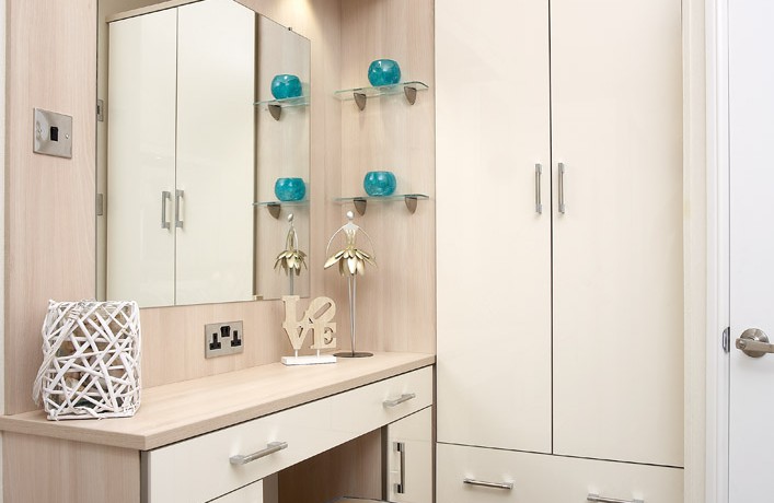 2016-Atlas-Jasmine-Lodge-master-bedroom-vanity