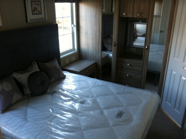 Serena double bed