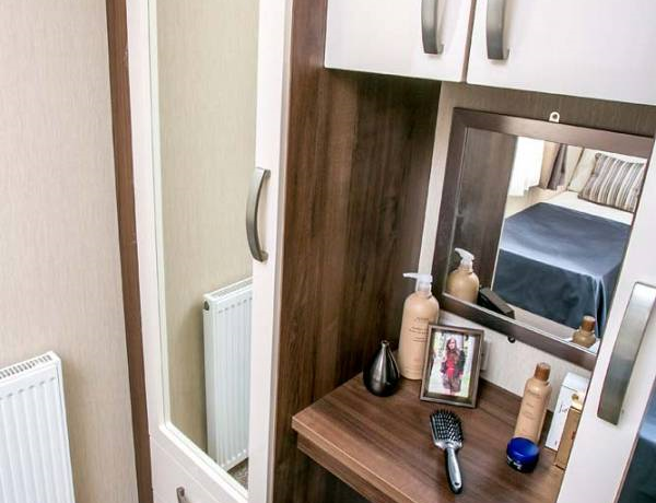 pemberton-parklane-master-bedroom-vanity2
