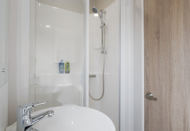 willerby-avonmore-shower