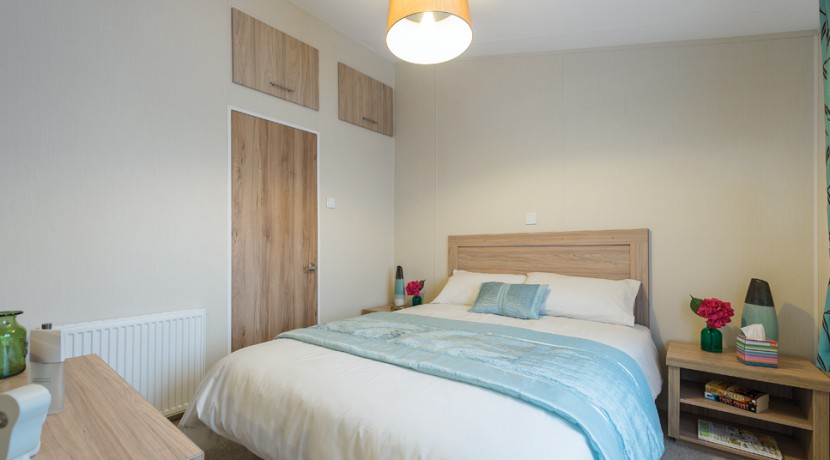 willerby-clearwater-lodge-master-bedroom