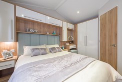 willerby-granada-mobile-home-master-bedroom