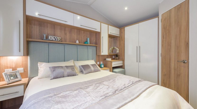 willerby-granada-mobile-home-master-bedroom